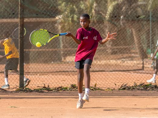 "Aux âmes bien nées, la valeur n'attend pas le nombre des années : Léa AGBOTSE Akossiwa, 10 ans, brille sur les courts de tennis africains"